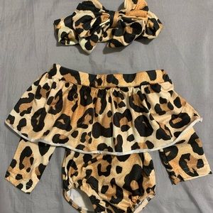 NWOT boutique off shoulder romper & bow 0-3mo